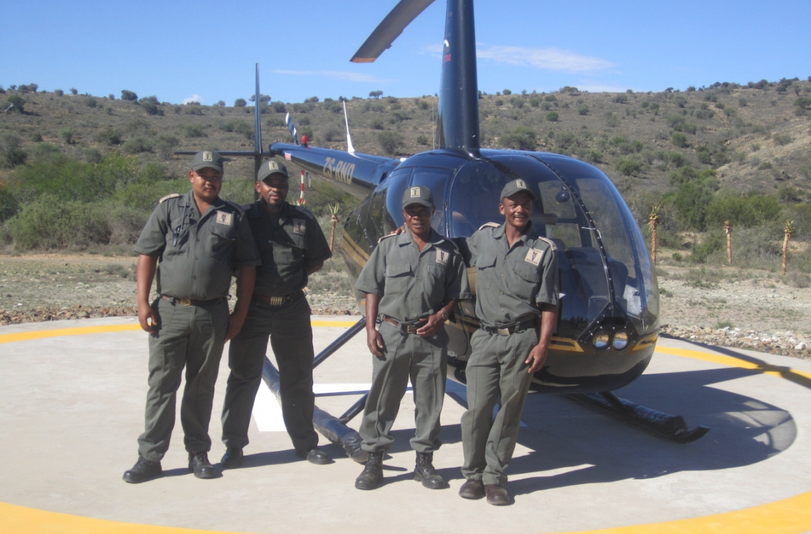 Medarbejdere hjælper til ved helikopterflyvning